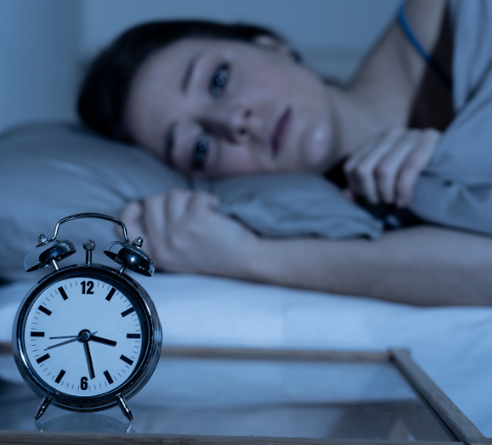 This scene illustrates insomnia or difficulty sleeping, which can be a common symptom of depression, anxiety, or other mental health conditions